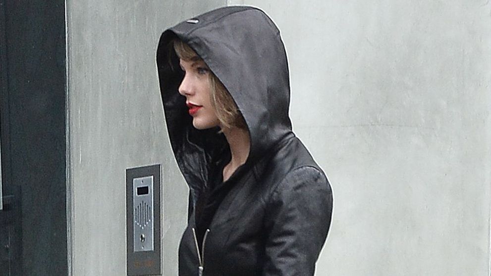Picioare suple si interminabile. Perechea de blugi rupti cu care Taylor Swift s-a transformat intr-o ispita