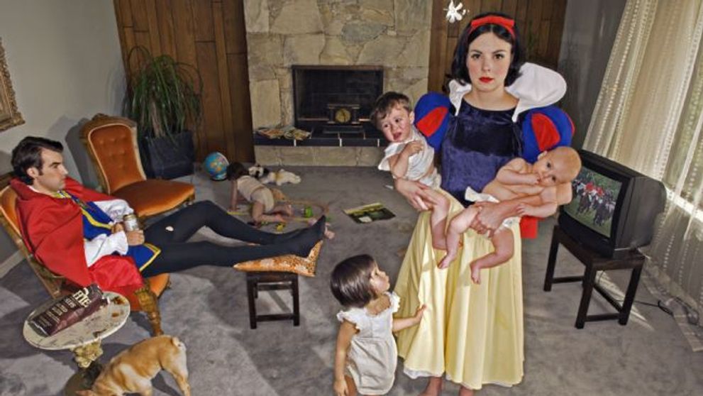 O alta fata a printeselor Disney. Cum arata Cenusareasa alcoolica, Alba-ca-Zapada casnica si Scufita Rosie cersetoare