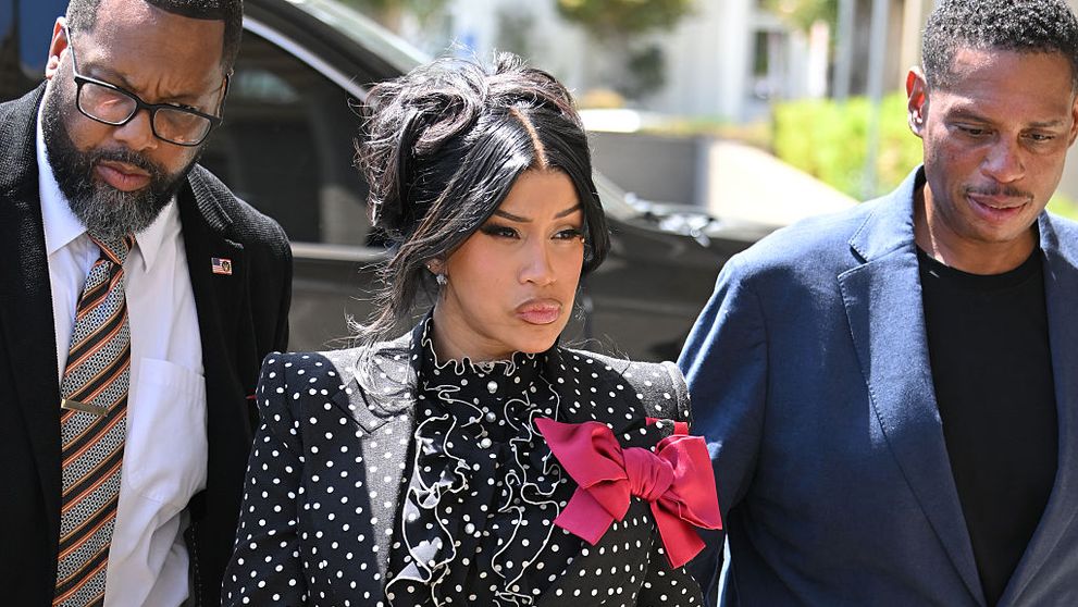 Cardi B a câștigat procesul în care era acuzată că a scuipat-o și a zgâriat-o pe față cu unghiile pe o agentă de securitate