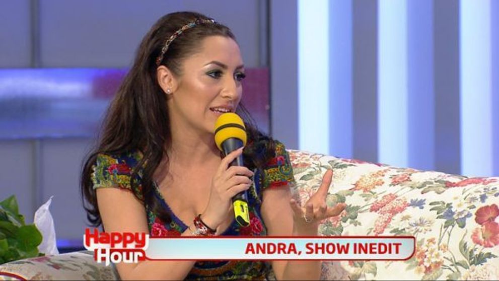 Andra, la un pas sa arate mai mult decat si-ar fi dorit. Rochia scurta i-a jucat feste in direct la TV