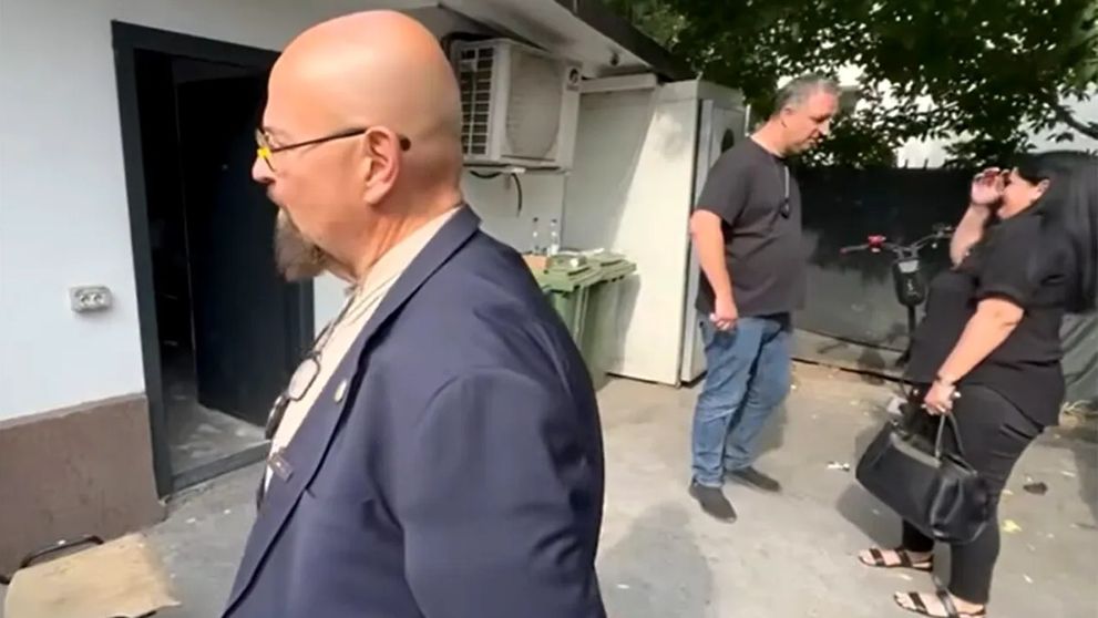 Ce au putut să facă acești doi comisari ANPC, chiar în spatele lui Piedone. Totul s-a desfășurat la un control la o firmă de pompe funebre din București. Imaginile momentului