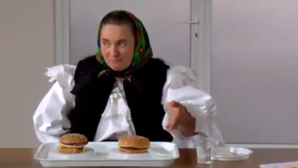 Oameni din intreaga lume care mananca burgeri pentru prima oara. Reactia romanilor - VIDEO