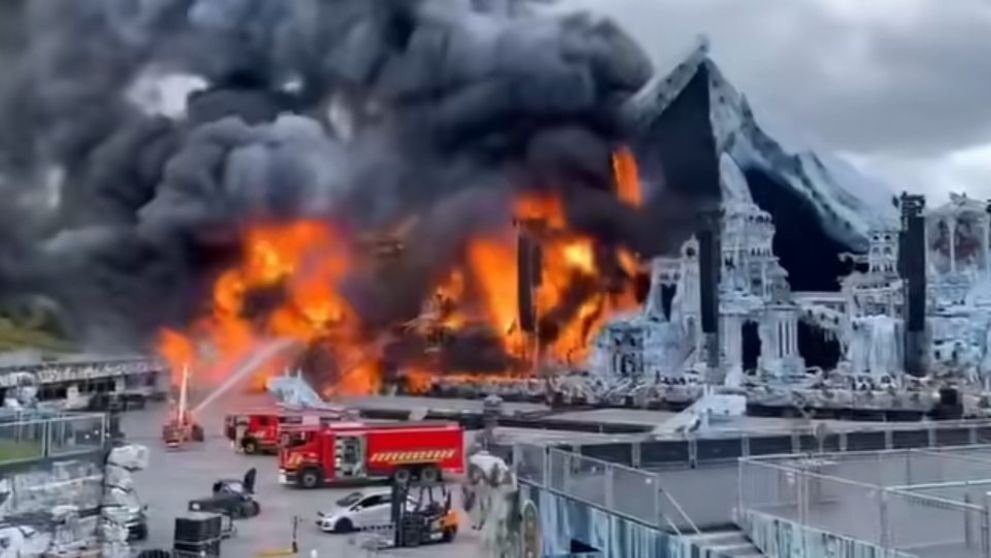 Momentul înfiorător în care scena de la Tomorrowland a luat foc! Videoclipurile fac înconjurul internetului. Ce s-ar fi întâmplat cu doar câteva minute înainte de izbucnirea incendiului