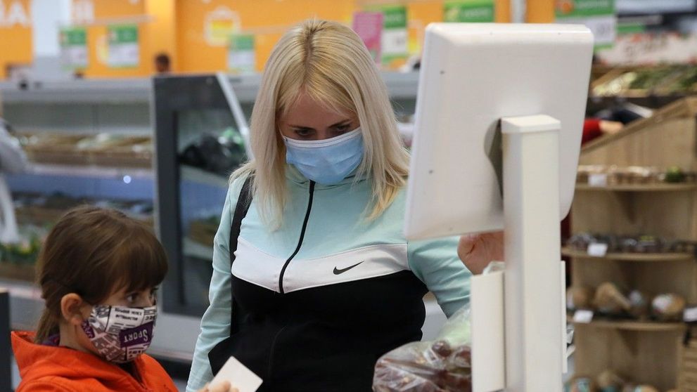 Răspunsul autorităților la întrebarea: „Te poți contamina cu coronavirus de pe ambalajele alimentelor?”