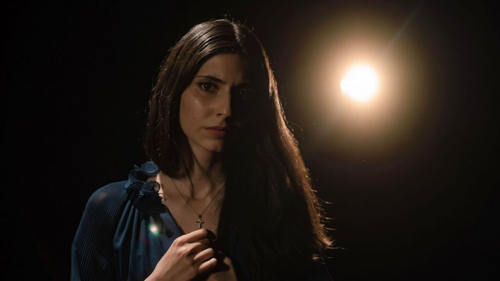 Alma Nicole, fostă concurentă la „Vocea României”, a lansat colindul „La Betleem colo-n jos”