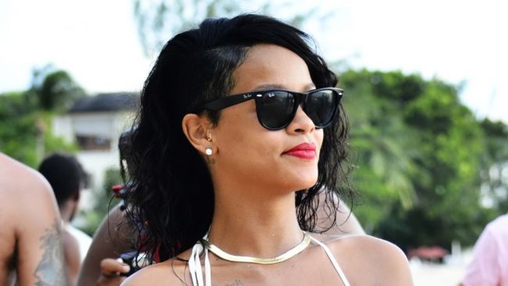 Rihanna isi arata formele tonifiate intr-un costum de baie minuscul, la plaja. Fanii au observat, insa, altceva: 