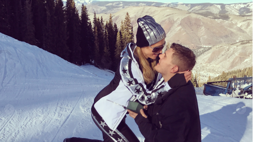 Paris Hilton s-a logodit cu Chris Zylka dupa 2 ani de relatie