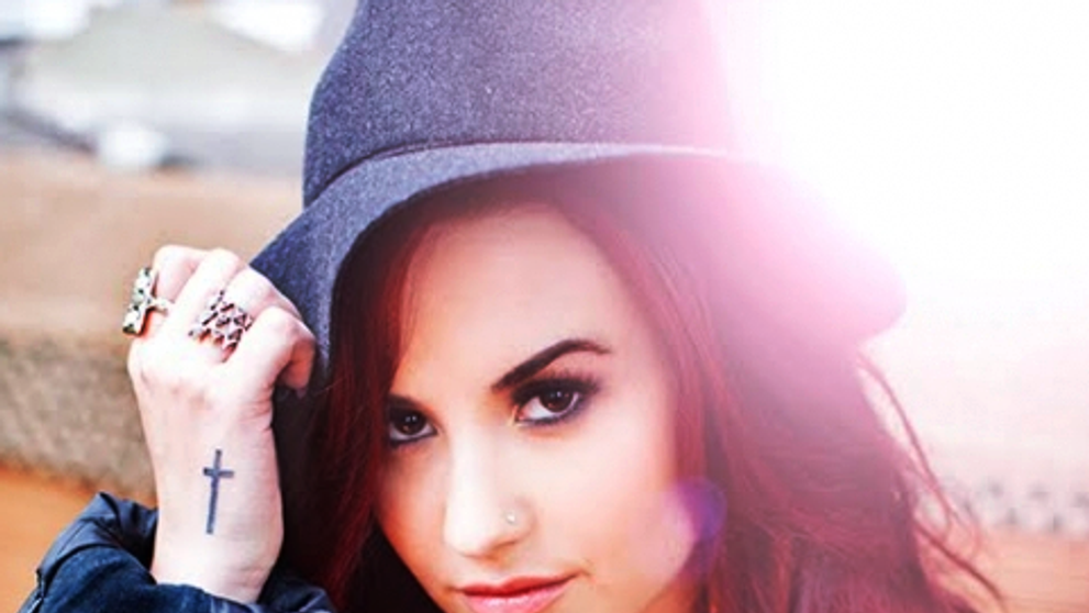 Demi Lovato s-a pozat in costum de baie si a lasat la vedere mai mult decat trebuia. Fotografia care a aprins imaginatia fanilor