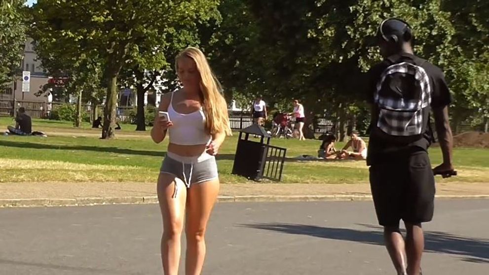 Experiment: A iesit la plimbare imbracata in pantaloni ultra scurti. Reactiile trecatorilor, surprinse de camera ascunsa