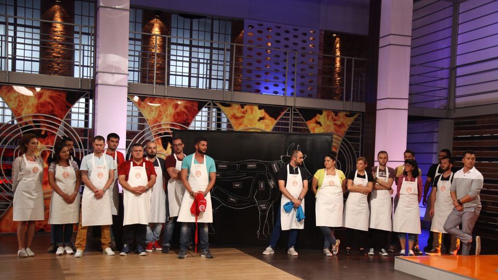 Concurentii MasterChef si-au turat abilitatile culinare in prima proba pe echipe