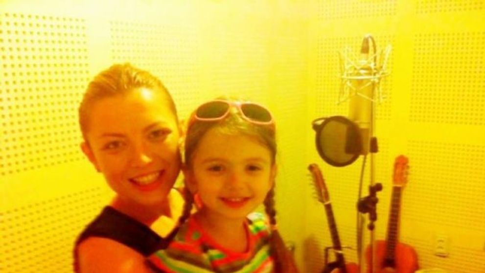 Fetita lui Laurentiu Duta, in duet cu Elena Gheorghe. Asculta noua piesa si spune daca pitica are sau nu talent