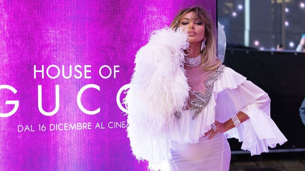 Mădălina Ghenea, apariție fabuloasă pe covorul roșu la premiera House of Gucci, din Milano