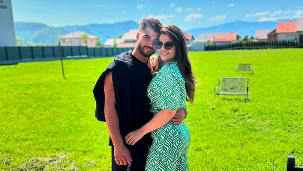 Denisa Coțolan nu scapă de gurile rele. Iubita lui Iancu Sterp a fost comparată cu Daniela Iliescu și pusă la zid din cauza gestului făcut, în văzul tuturor: „Ia exemplu! Muncește”