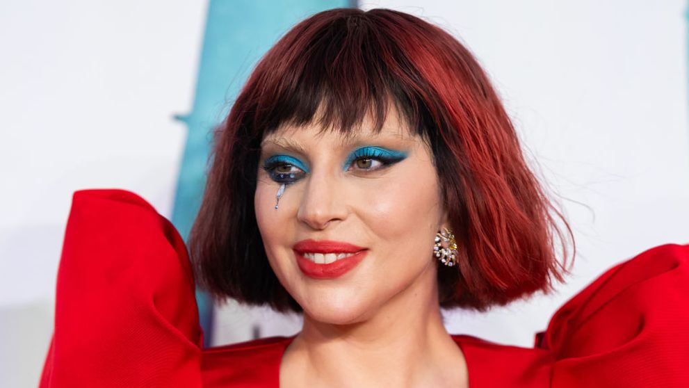 Lady Gaga, apariție fabuloasă pe covorul roșu după o schimbare de look. Actrița radiază de fericire la brațul iubitului Michael Polansky