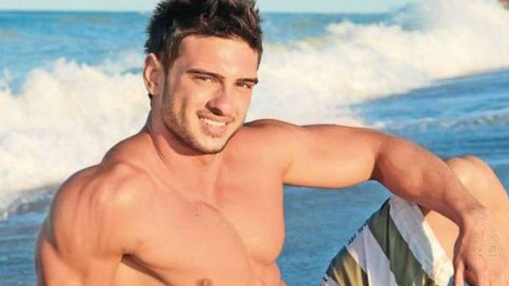 Perfect bronzat, Dorian Popa isi etaleaza muschii la piscina. Imaginile pe care fanii nu le vor uita prea curand