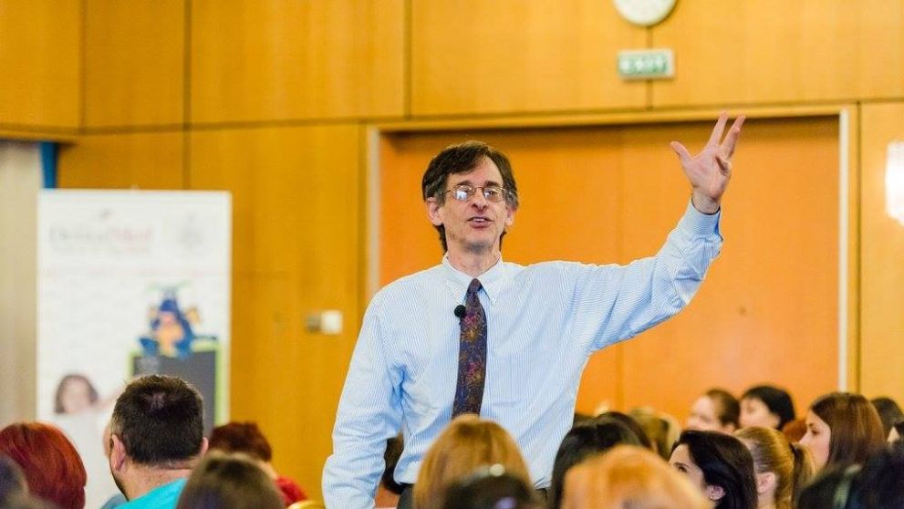 Alfie Kohn, promotorul “parentingului necondiţionat” şi expert în psihologia copilului, vine în România