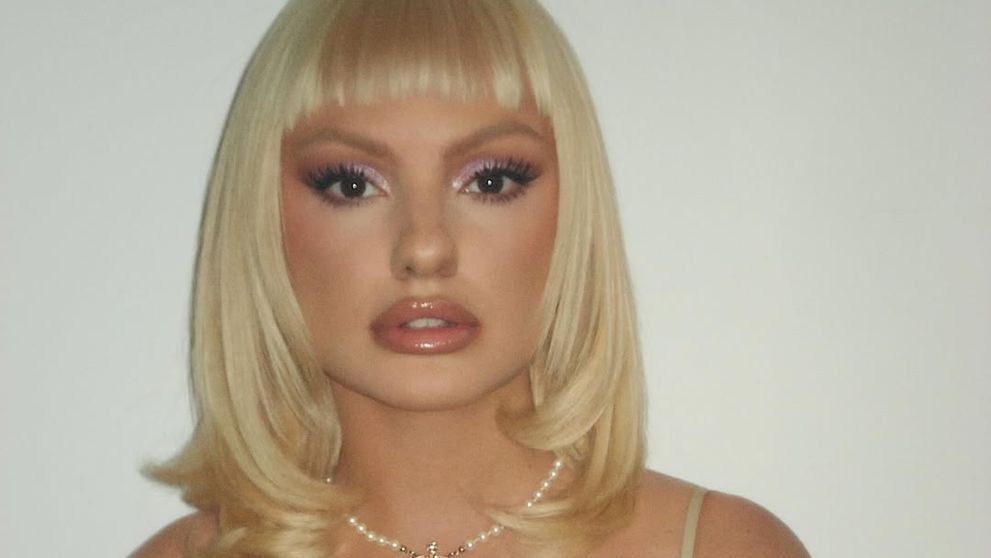 Alexandra Stan are un nou iubit! Cine este bărbatul care îi aduce zâmbetul pe buze artistei. Cei doi au fost fotografiați în ipostaze tandre