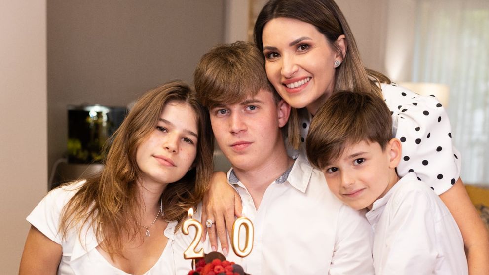 Ela Crăciun, în lacrimi la aniversarea fiului său, Alex. Ce a spus vedeta când acesta a împlinit 20 de ani