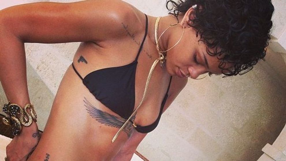 Este prea mult, chiar si pentru ea. Dupa ce si-a pus un accesoriu de aur pe dinti, Rihanna tine mortis sa-i dezguste pe fani