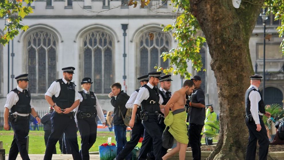 Arestat după ce a fost găsit plin de sânge pe stradă în Anglia! Ce a făcut un român i-a șocat pe polițisti