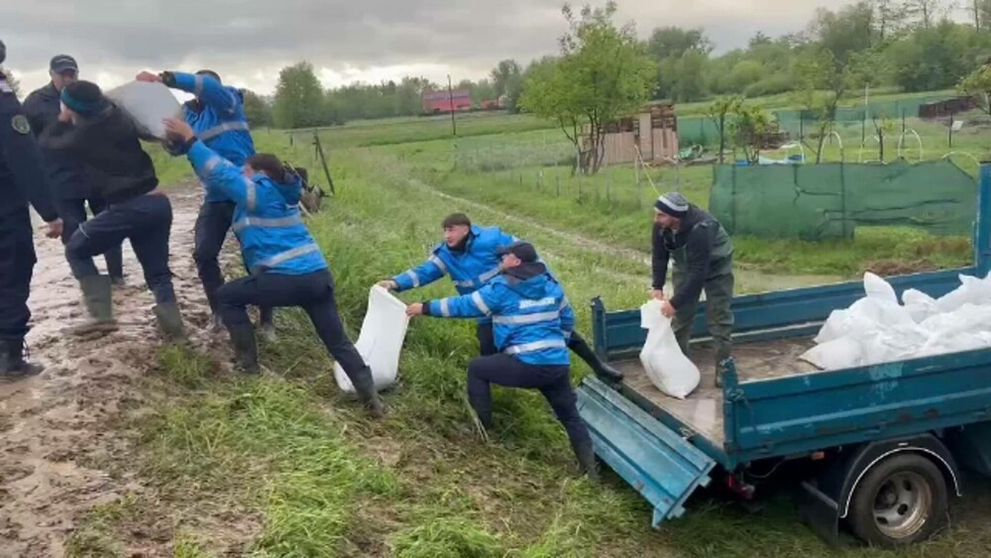 Alertă extremă de inundații în trei mari zone din România! Zeci de gospodării se află sub apă