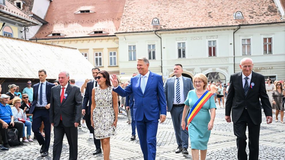 Carmen Iohannis, o nouă apariție de senzație. Rochia ei a atras toate privirile. Cât a costat ținuta primei-doamne