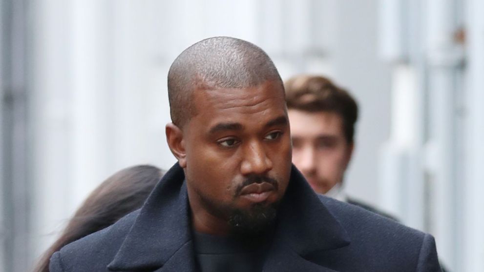 Kanye West, surprins cu o mască de caucazian în New York