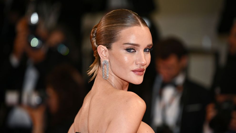 După ce s-a remarcat pe covorul roșu de la Cannes într-un corset care i-a strâns sânii, Rosie Huntington-Whiteley a pozat nud în camera de hotel. „Corpul ei e o formă de artă”, au reacționat admiratorii
