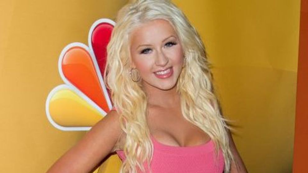 Christina Aguilera, ispititoare intr-o rochita minuscula, de culoare roz. Artista e tot mai slaba pe zi ce trece