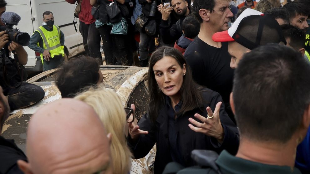 Cuplul regal spaniol, atacat cu noroi după inundațiile devastatoare din Valencia! Regina Letizia, reacție cu lacrimi în ochi: „Cum să nu fie supărați”