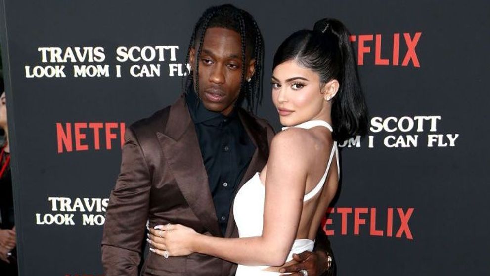 Apariție spectaculoasă pe covorul roșu, la doar 18 luni. Ce ținută a avut fetița lui Kylie Jenner