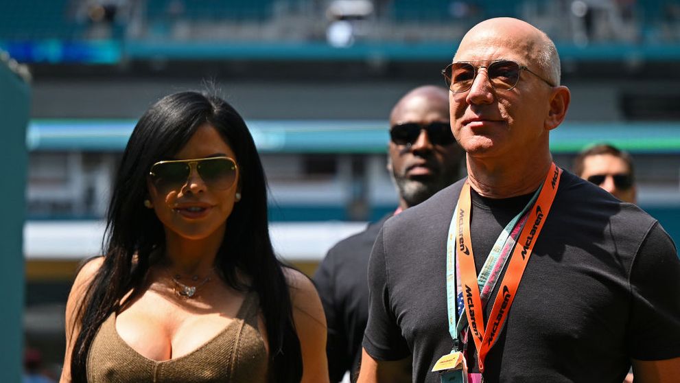 Jeff Bezos și logodnica sa, Lauren Sanchez, ținta ironiilor pe Internet după ce au pozat în Vogue: „O fotografie ridicolă. Halloween-ul s-a terminat!”
