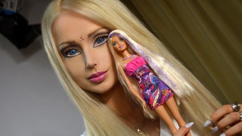 Femeia Barbie, victima unui atac. Valeria Lukynova risca sa isi piarda imaginea pe care a construit-o pana acum