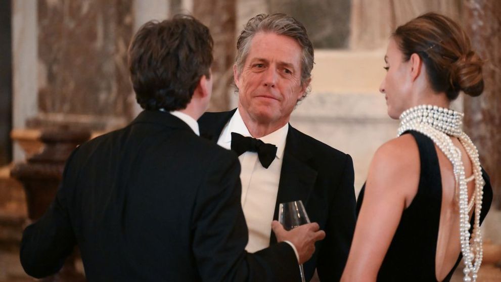 Hugh Grant, fermecat după a luat cina cu Brigitte Macron, la Palatul Versailles: ”Este superbă, ce noroc aveți”