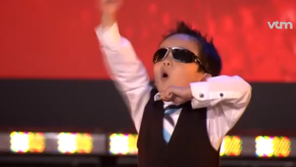 Un baietel de 4 ani danseaza pe 