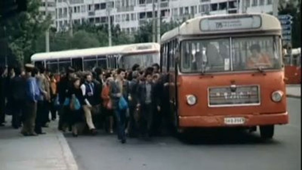 Traficul din Bucuresti, o problema nemuritoare. Vezi cum se circula in anii `70! SUPER VIDEO