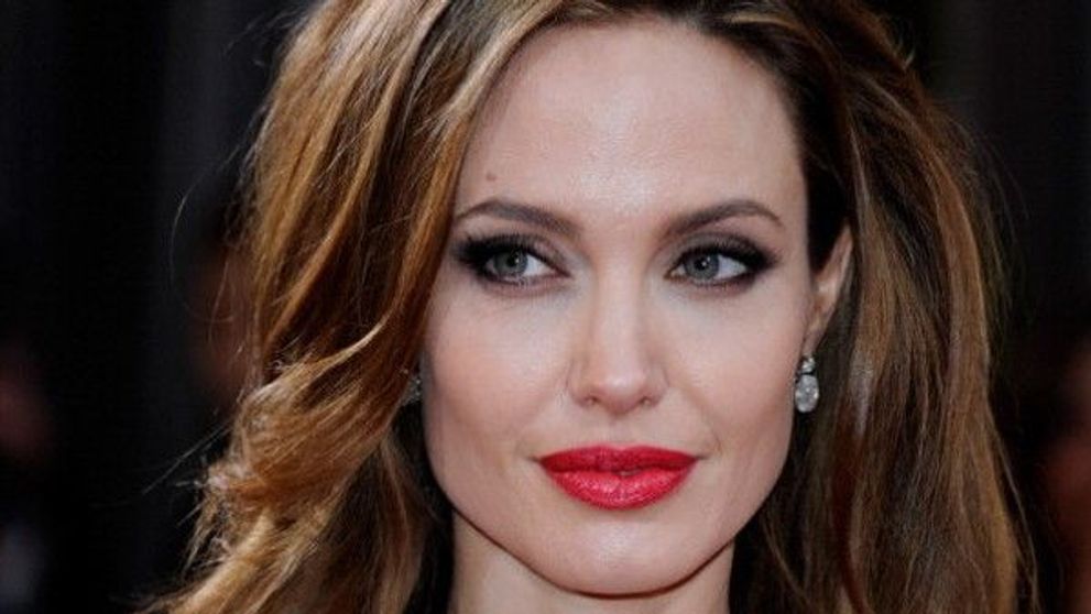 Primele imagini cu Angelina Jolie dupa operatia de reconstructie a sanilor. Cum arata acum actrita