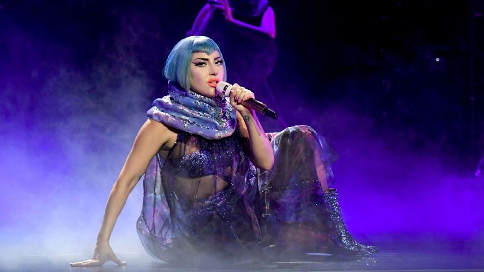 Lady Gaga face baie cu gheață, cu masca pe figură, înainte de concert