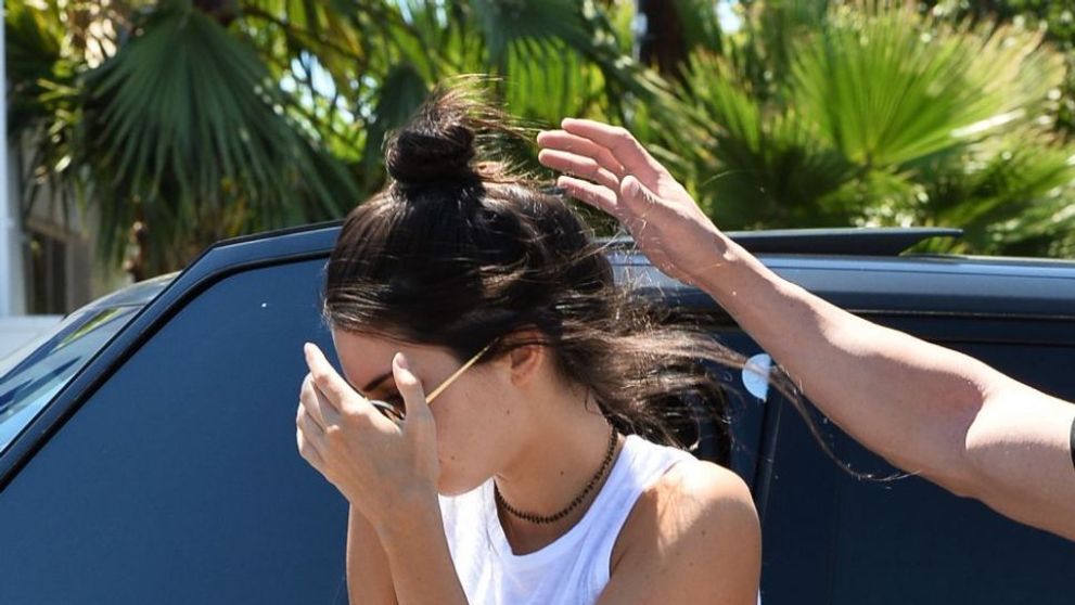 Nu iese niciodata pe strada fara ochelari de soare. Ce ascunde si de ce atrage tot timpul atentia Kendall Jenner