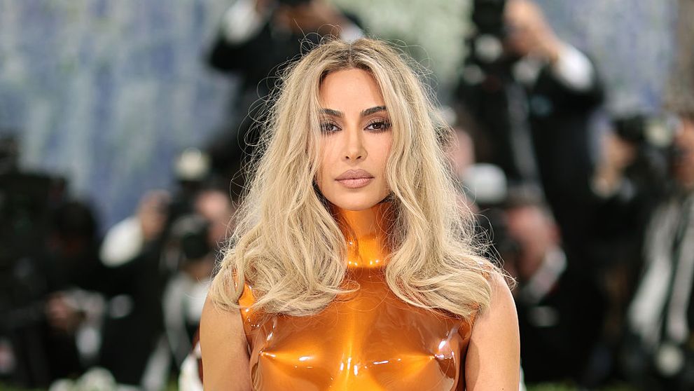 Kim Kardashian a „lovit” din nou la Met Gala! Ținuta ei e deja cea mai comentată apariție a serii: a fost vopsită în service auto și a stârnit val de ironii: „Arată ca noul iPhone 17!”