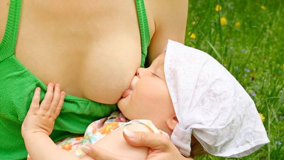 Miranda Kerr vrea sa-si alapteze bebelusul cat mai mult. Top 7 mamici celebre care si-au hranit copiii la san