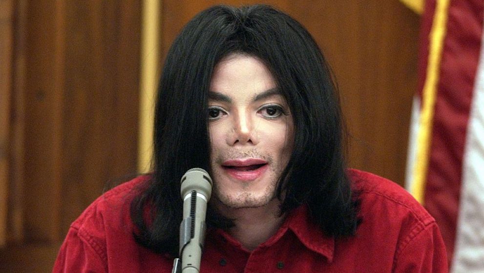 S-a aflat ce obiecte interzise minorilor au găsit anchetatorii în casa lui Michael Jackson. Dezvăluirile unui procuror: „Da, conținea material...”
