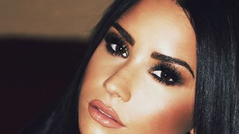 Demi Lovato s-a demachiat in fata camerei, iar internetul a luat foc. Motivul te va uimi