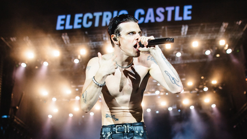 Yungblud, show total la Electric Castle! ”România, te iubesc de mor! Să mă răpească cineva, să mă țină aici” A cântat, s-a pupat cu fanii, a băut vișinată și palincă. ”Un gust oribil”