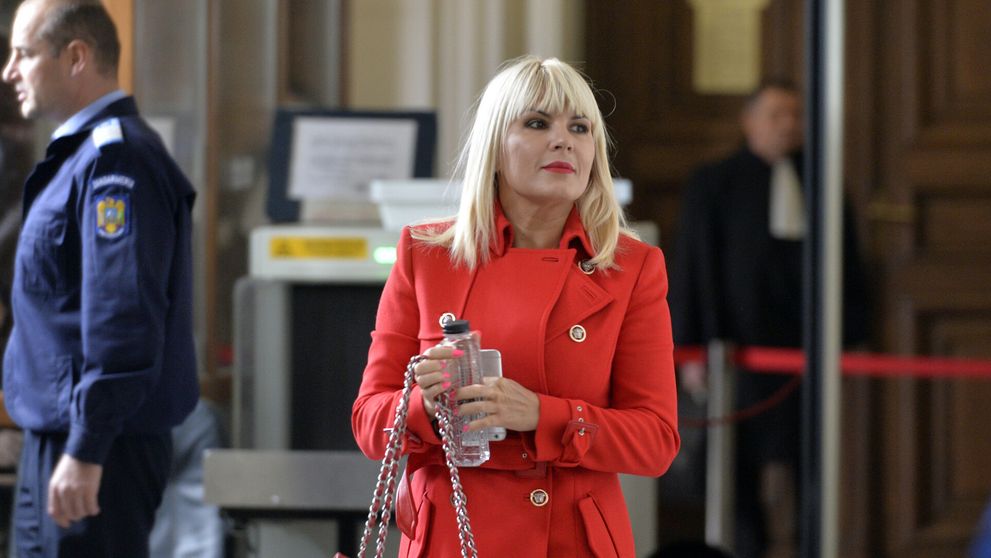 Elena Udrea e pusă pe fapte mari! În compania cărui bărbat a fost surprinsă fosta ministră după ce a ieșit din închisoare