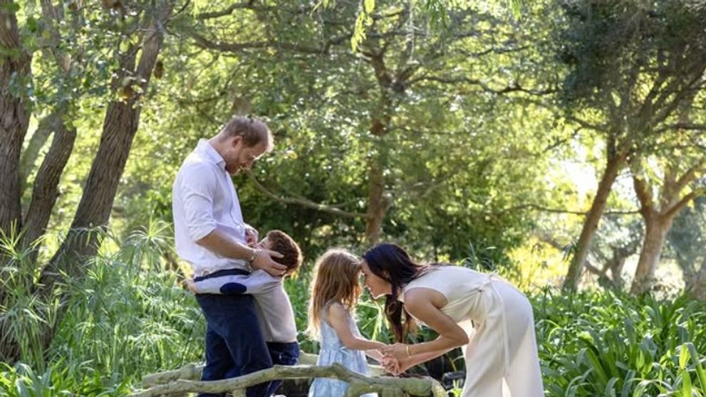 Noi imagini adorabile cu copiii lui Meghan Markle și ai prințului Harry. Fanii au văzut cu cine seamănă micuța Lilibet, după ce ducesa de Sussex i-a postat pentru prima oară chipul