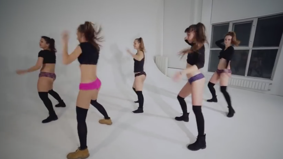 Miscarile de dans care ar face-o invidioasa chiar si pe Miley Cyrus. Cum au reusit un grup de dansatoare sa faca furori