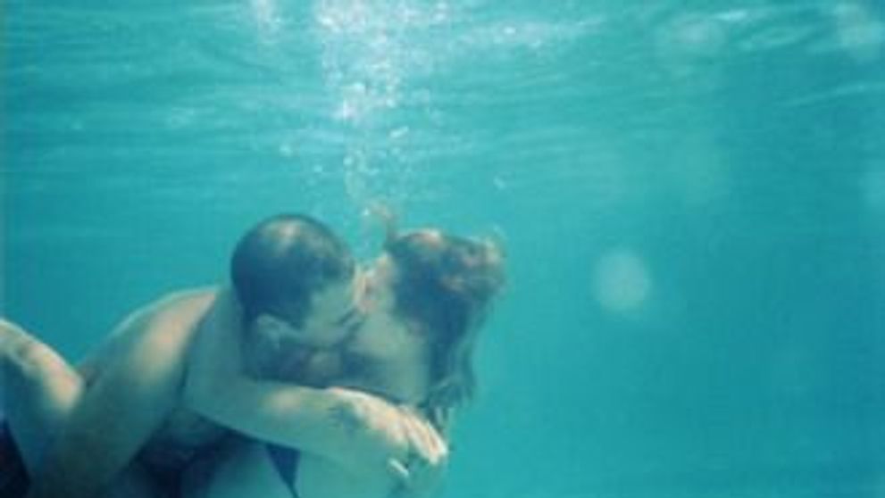 Ai chef de nebunii in piscina? Mai gandeste-te o data: sexul in apa este periculos!