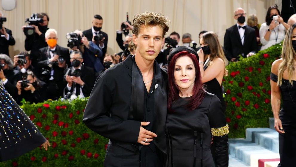 Priscilla Presley, alături de tânărul care joacă rolul lui Elvis. Cum arată la 76 de ani, după numeroase operații estetice