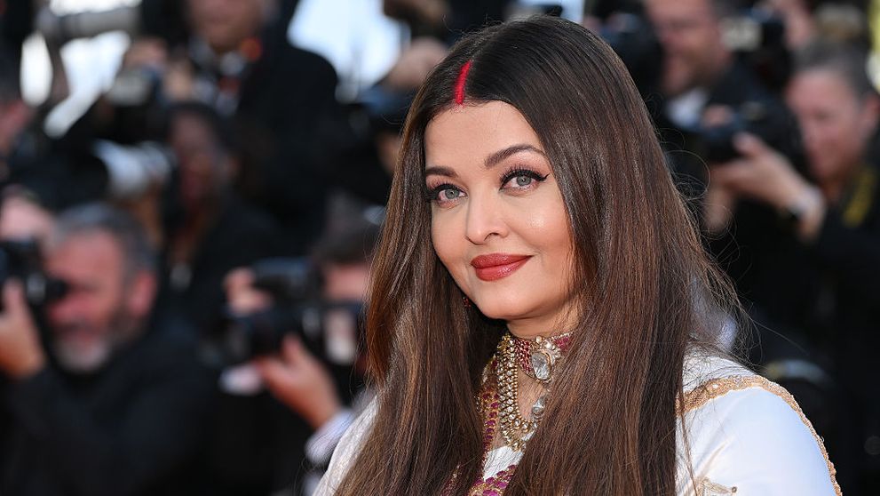 Aishwarya Rai, regina frumuseții anilor ’90, uimește la Cannes cu bijuterii de peste 500 de carate
